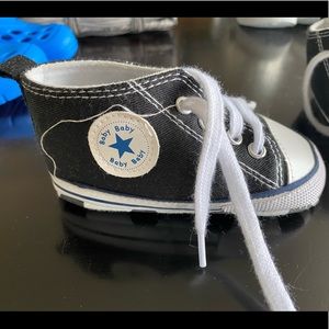 Size 3 kids chuck taylor style shoe
